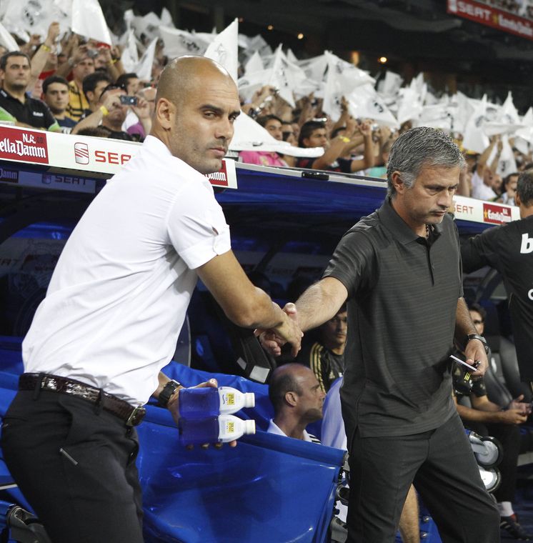 Foto: Pep Guardiola y Jose Mourinho se saludan antes de un Madrid-Barça. (EFE)