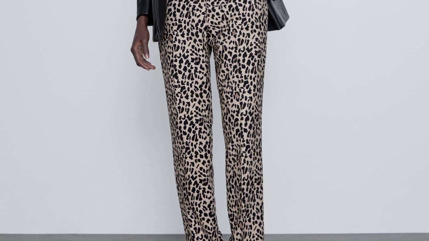 Pantalones de leopardo de Zara. (Cortesía)