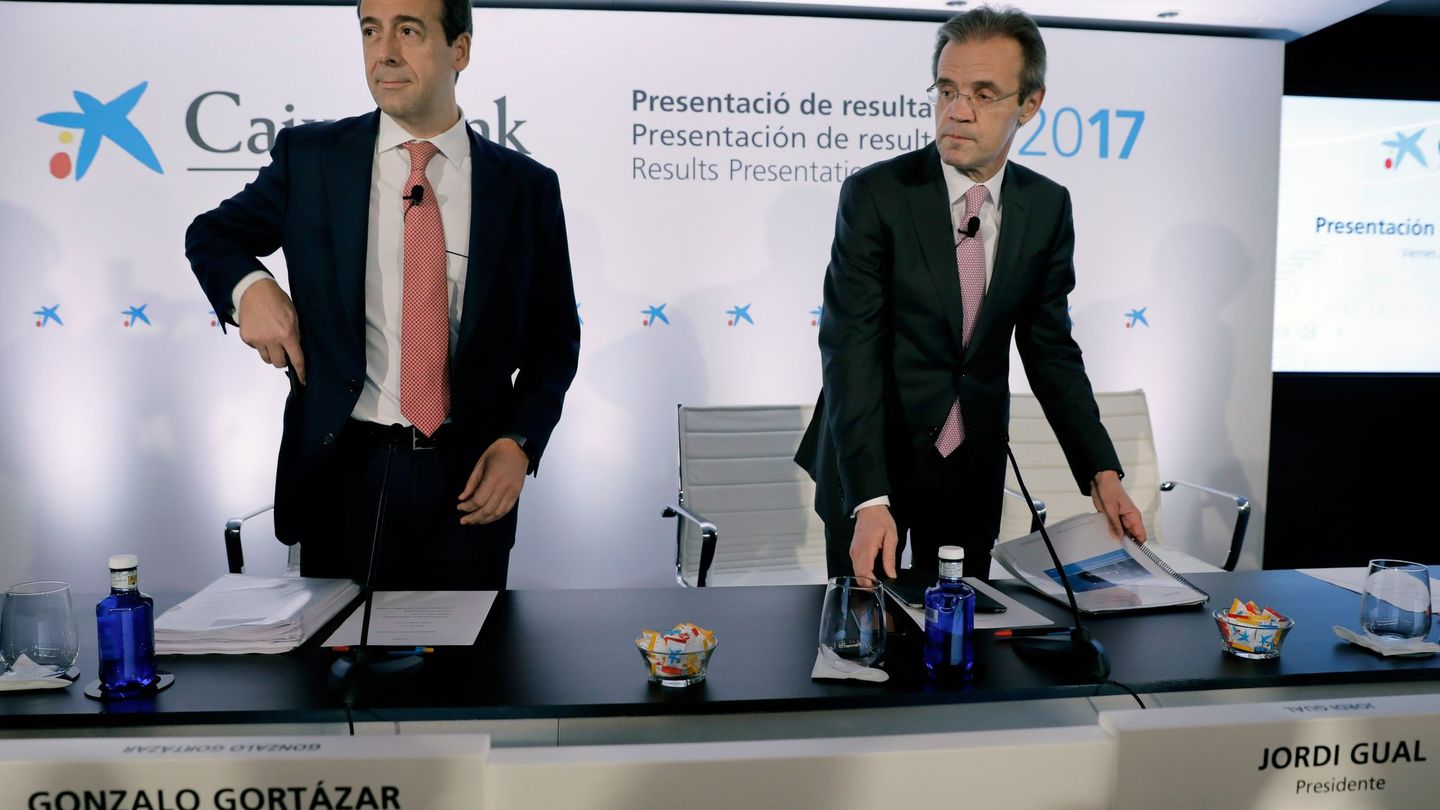 El presidente de CaixaBank, Jordi Gual (d) y el consejero delegado, Gonzalo Gortázar (i). (EFE)