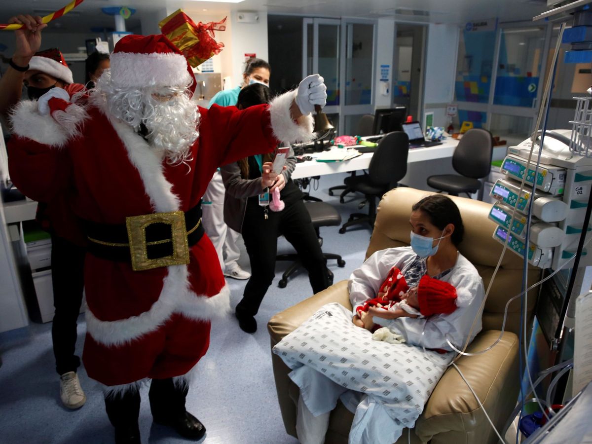 Foto: Papa Noel visita un hospital