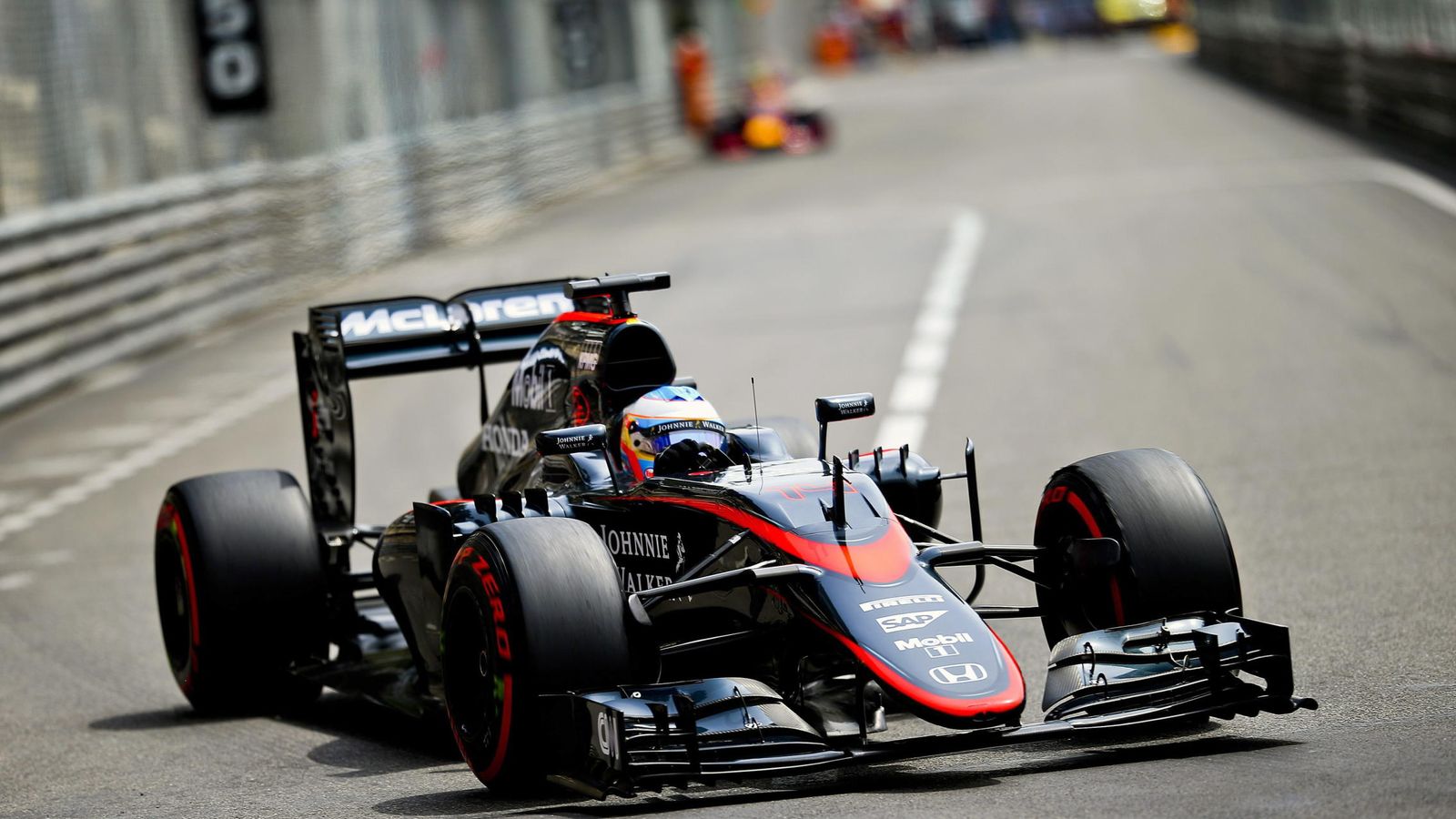 Foto: Fernando Alonso durante la carrera de este domingo (Efe)