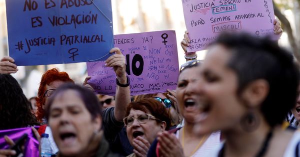 Foto: Cientos de personas claman en Valencia contra a sentencia contra los cinco jóvenes integrantes de La Manada. (EFE)