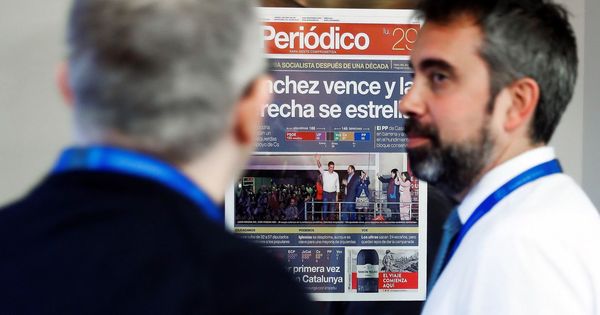 Foto: La portada de 'El Periódico' del 29 de abril cuelga ya de los pasillos del edificio Portavoz en la Moncloa. (EFE)