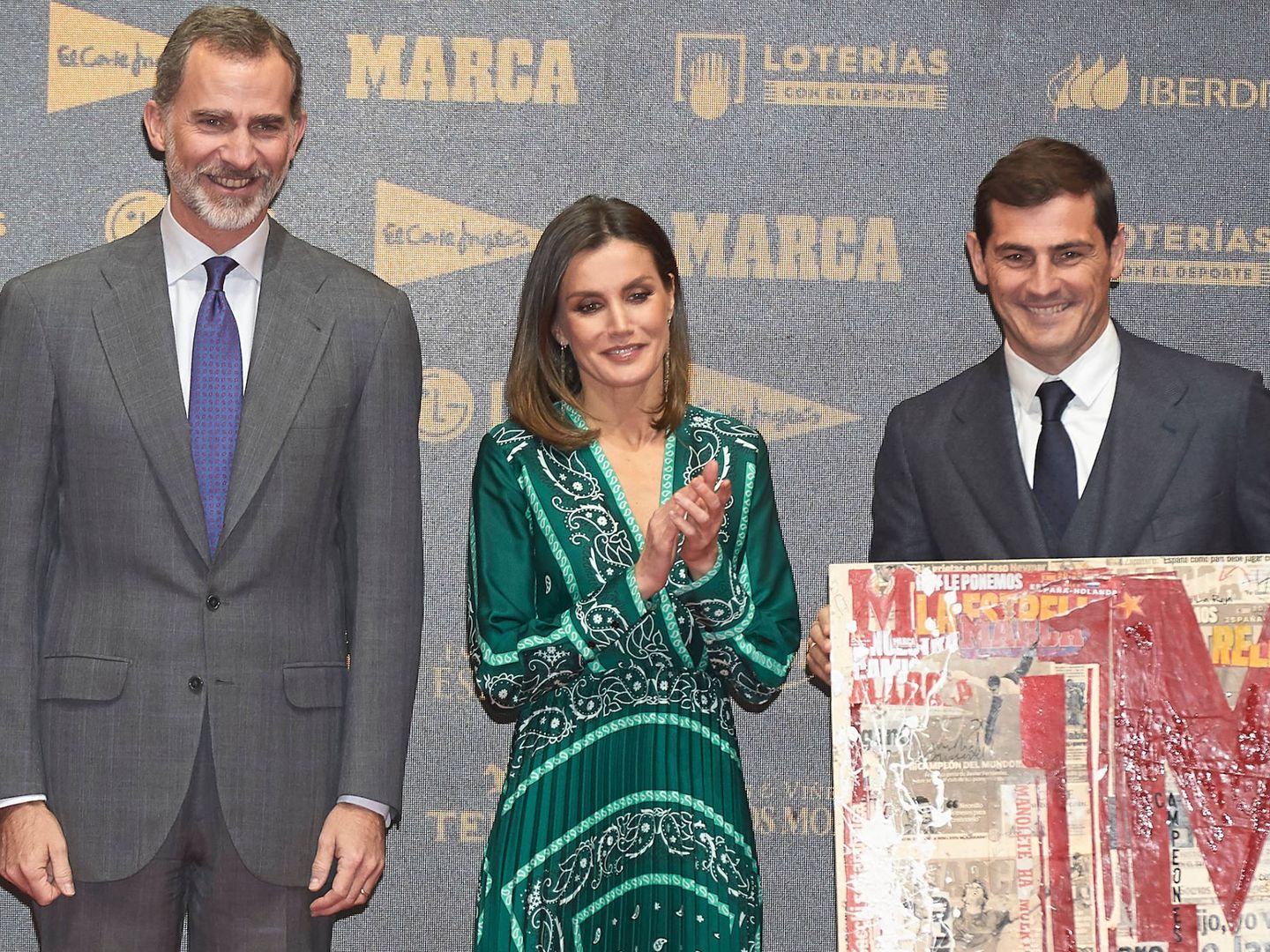 Los Reyes, con Iker Casillas, en el 80 aniversario de 'Marca'. (Reuters)