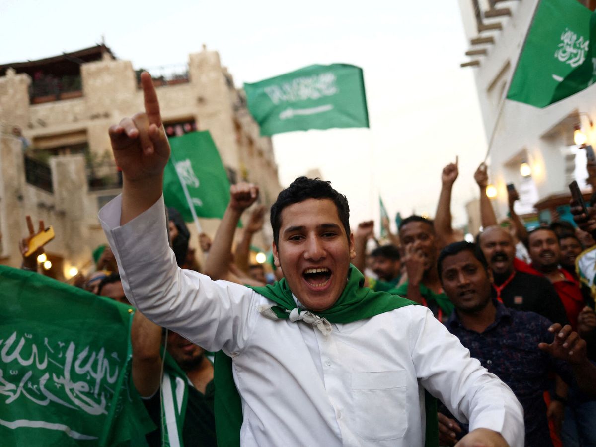 Foto: Hinchas saudíes celebran la victoria sobre Argentina. (Reuters/Pedro Nunes)