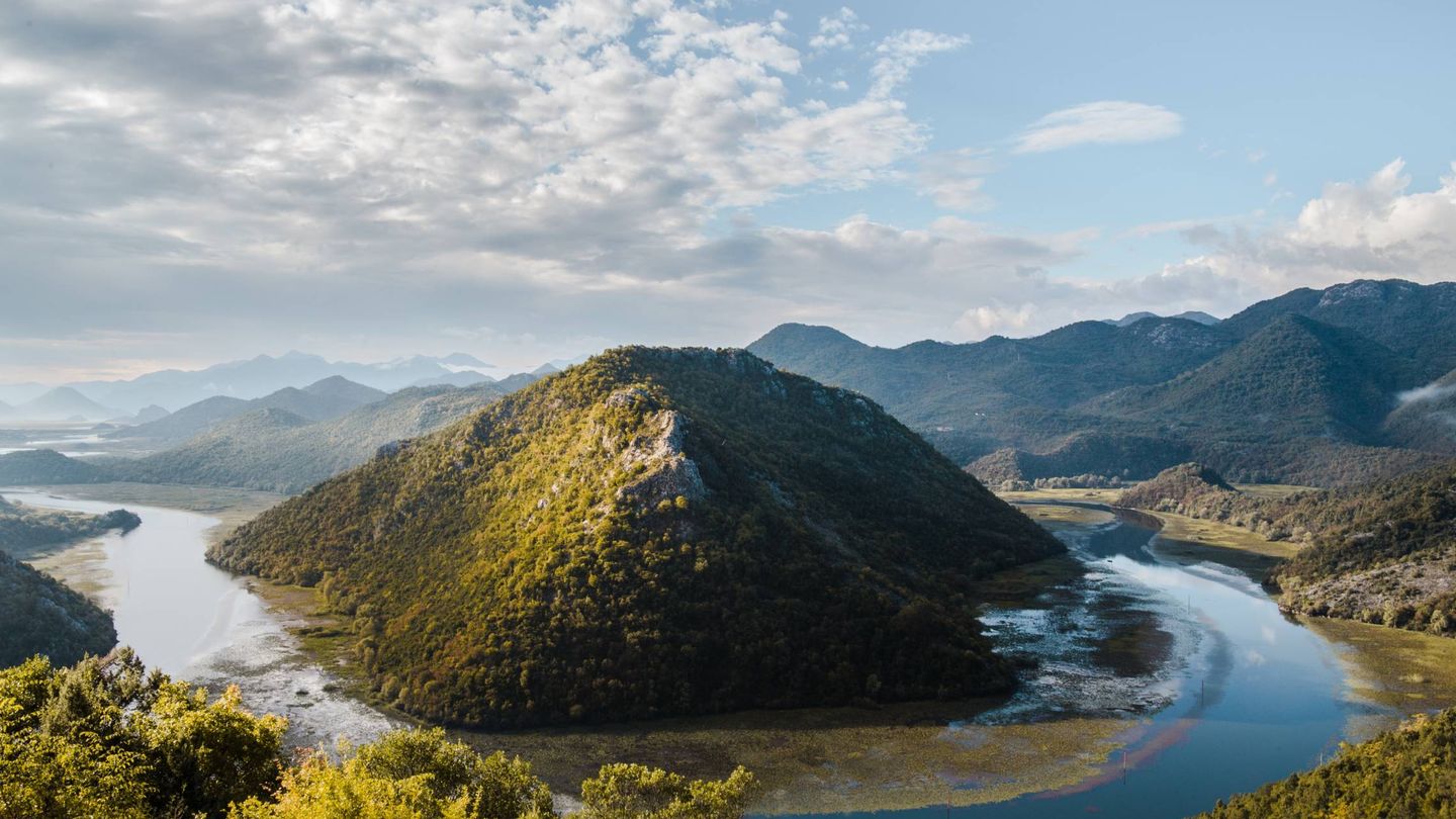 Según el buscador Skyscanner, Montenegro es uno de los destinos donde no te encontrarás con españoles. Aquí, el proverbial lago Skadar.