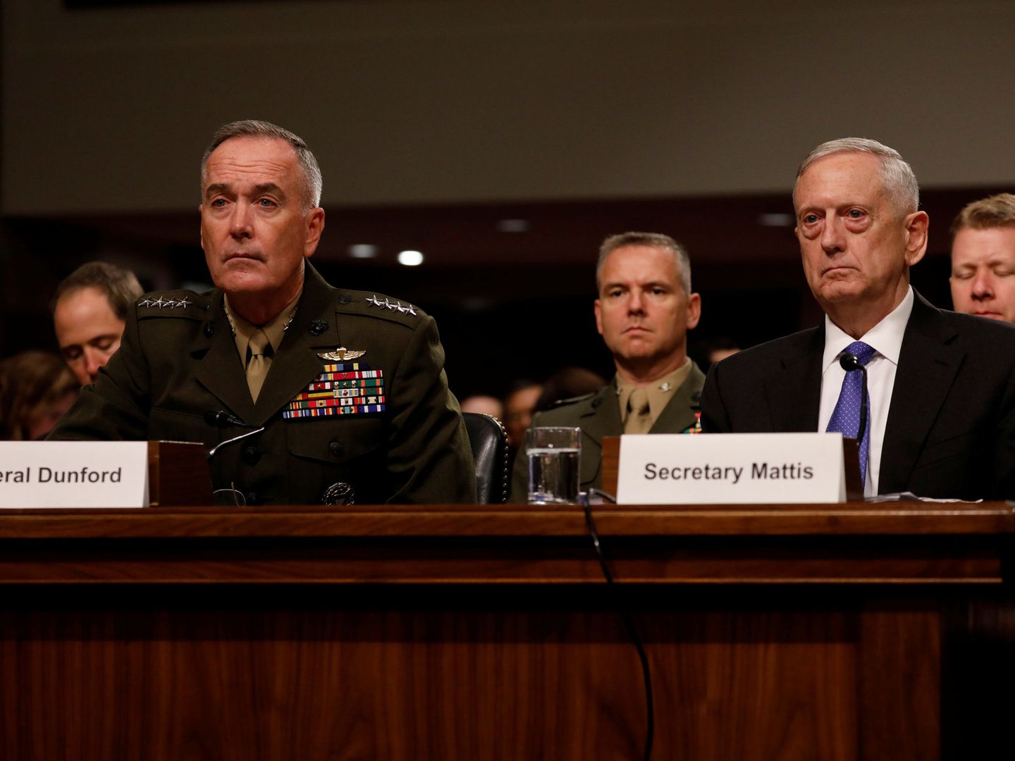 El secretario de Defensa James Mattis y el Jefe del Estado Mayor Conjunto general Joseph Dunford testifican ante un comité del Senado, el 13 de junio de 2017. (Reuters)