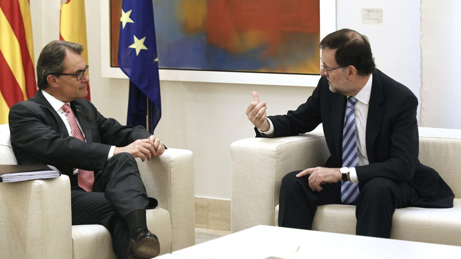 Foto: El jefe en funciones del Gobierno, Mariano Rajoy (d), y el presidente en funciones de la Generalitat, Artur Mas. (EFE)