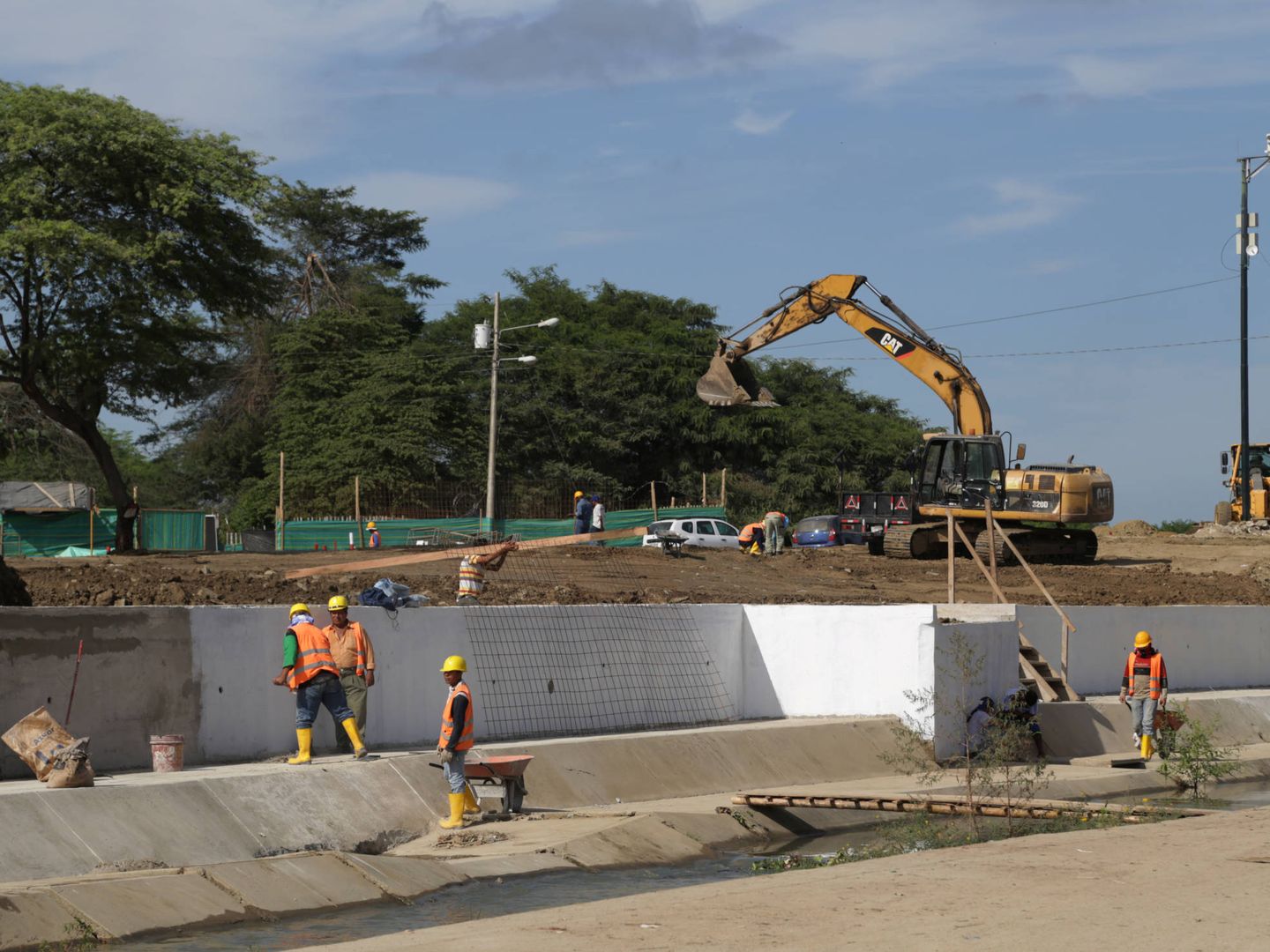 Trabajadores ecuatorianos construyen un muro en la frontera con Perú, en Aguas Verdes. (Reuters) 
