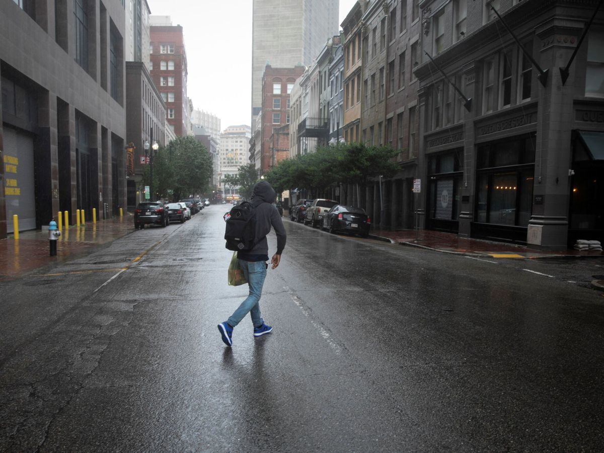 Foto: Un hombre anda por Nueva Orleans durante el azote del huracán Ida. (Reuters)