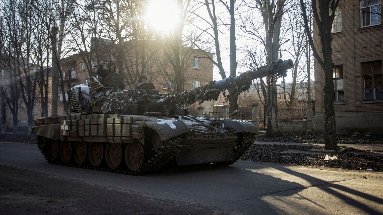 Foto: Un soldado ucraniano en un tanque en Bajmut, en la región de Donetsk. (Reuters/Yevhen Titov)