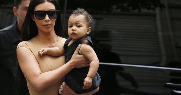 Foto: Kim Kardashian junto a su hijo North. (Reuters)