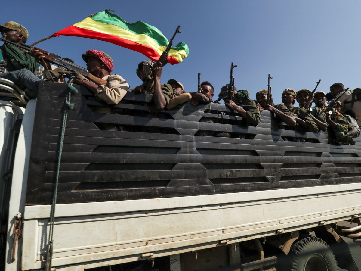 Foto: Miembros de milicias de la región Amhara rumbo a Tigray. (Reuters)