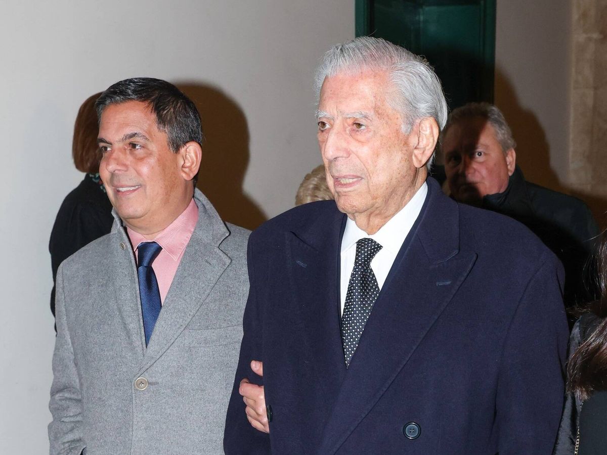 Foto: Mario Vargas Llosa, con uno de sus hijos en París. (Gtres)