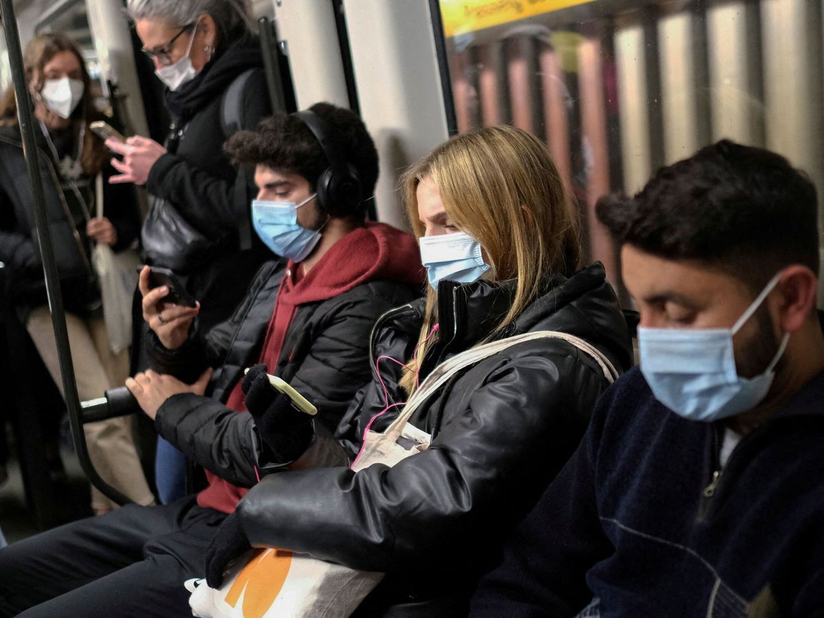 Foto: Viajeros en un tren de Barcelona. (Reuters/Nacho Doce)