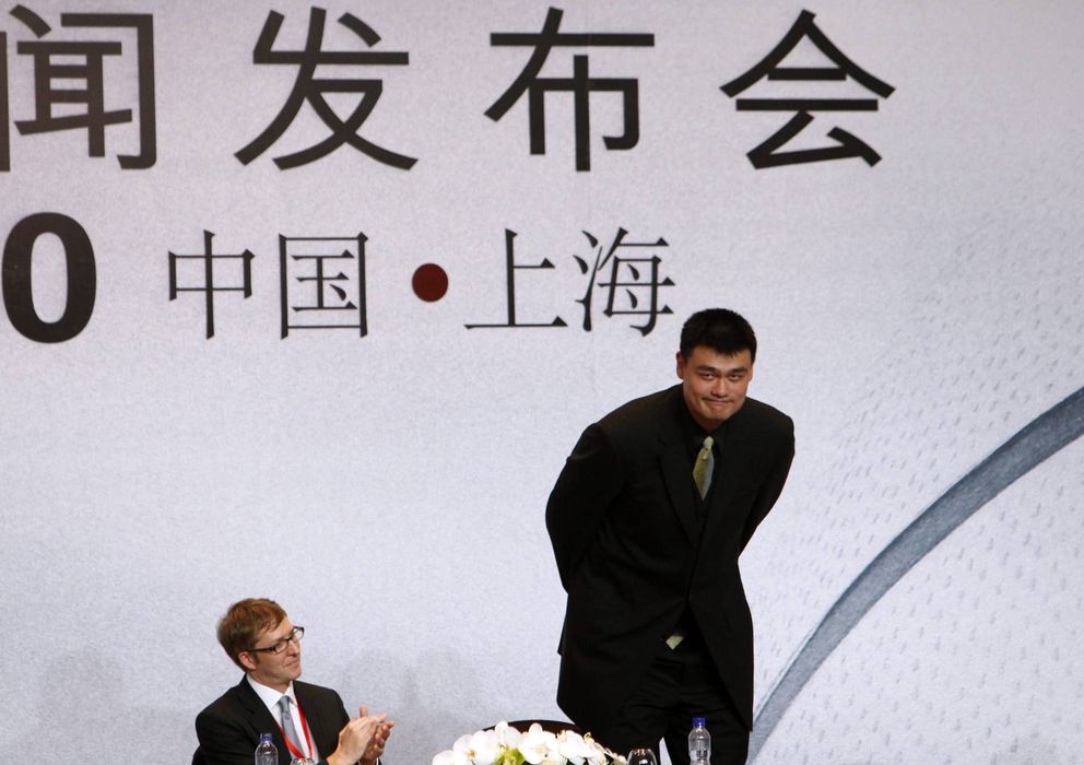 Foto: Yao Ming en una multitudinaria rueda de prensa tras su retirada (Efe).