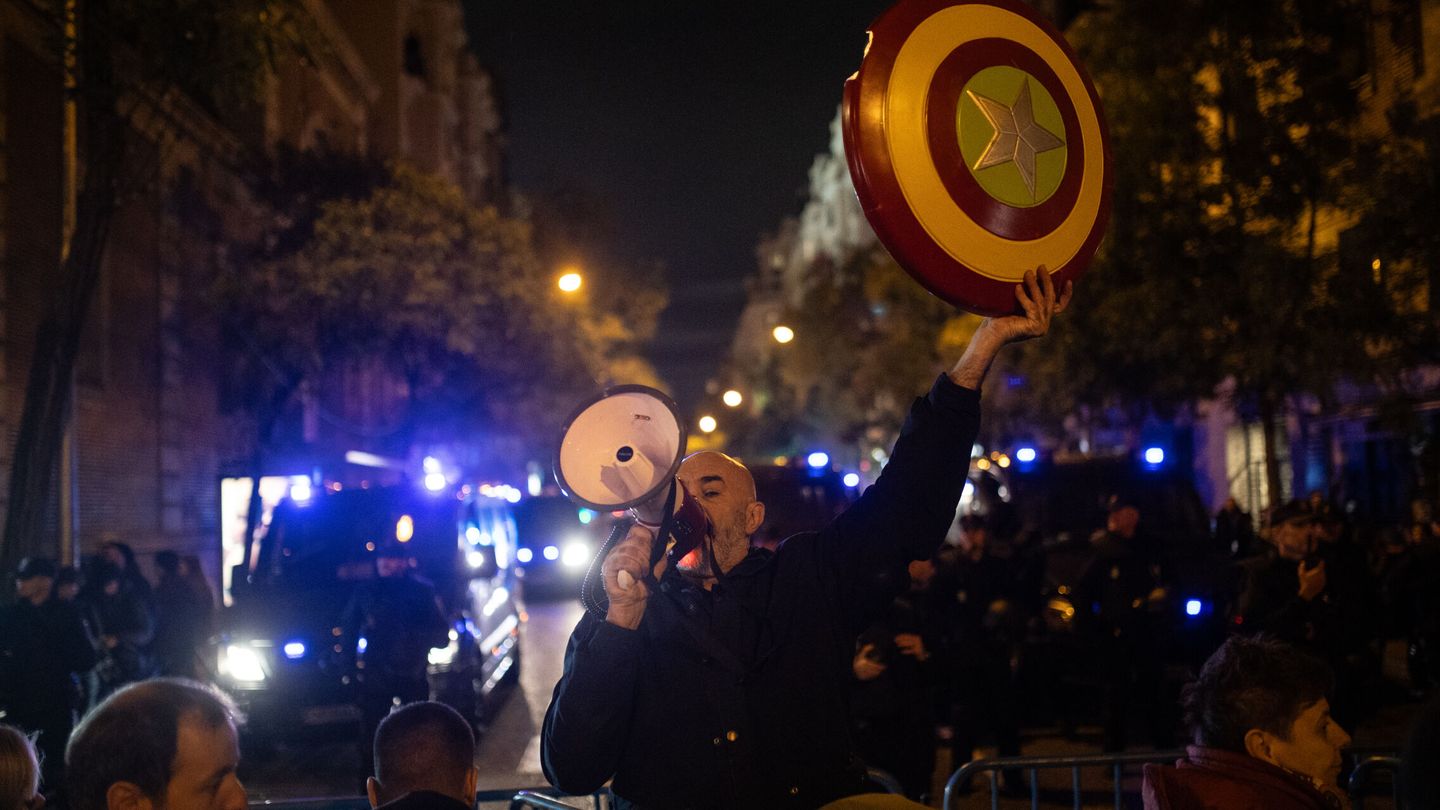 El manifestante con el altavoz. (Europa Press/Alejandro Martínez Vélez)