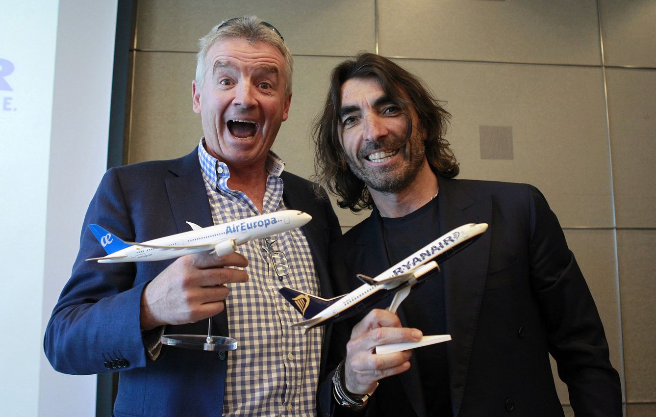 El director general de Ryanair, Michael O'Leary, junto al consejero delegado de Globalia, Javier Hidalgo. (EFE)