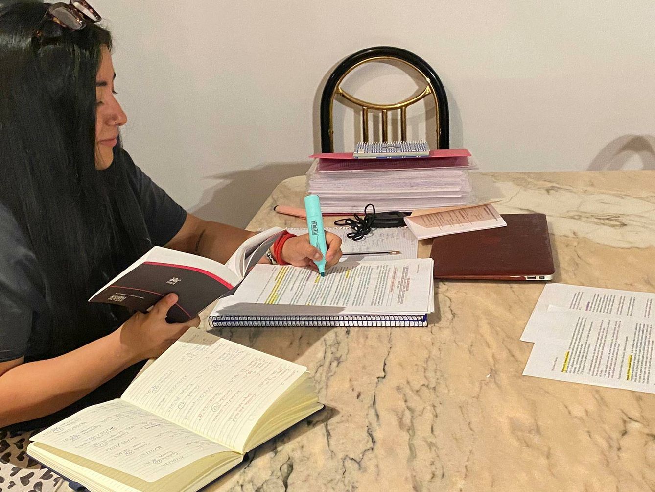María Cristina estudiando la oposición en su casa. (Cedida)