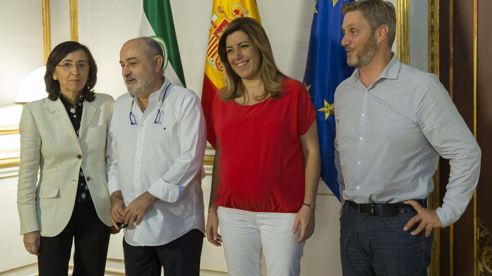 Foto: La presidenta de la Junta de Andalucía, Susana Díaz, y la consejera de Cultura, Rosa Aguilar, junto a los responsables de la productora colaboradora de la serie 'Juego de Tronos'. (Efe)