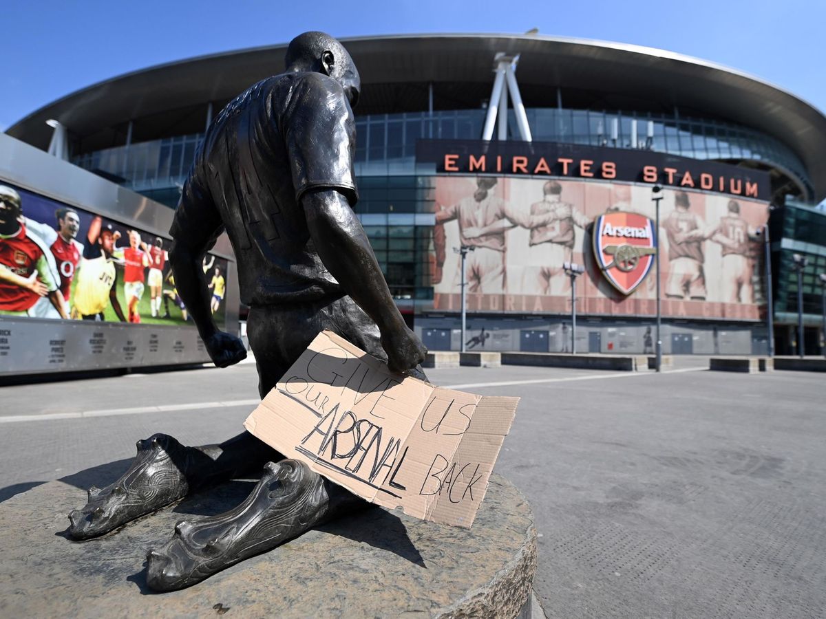 Foto: Un cartel reza "Devolvednos a nuestro Arsenal" a las puertas del Emirates Stadium. (EFE)