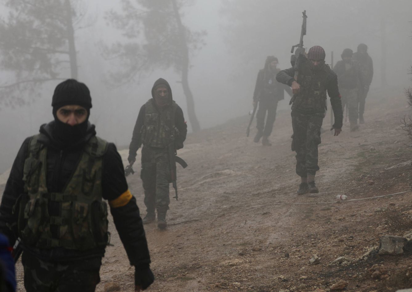 Combatientes del Ejército Libre Sirio, respaldado por Turquía, cerca de Mount Barsaya, en Afrín, Siria. (Reuters)