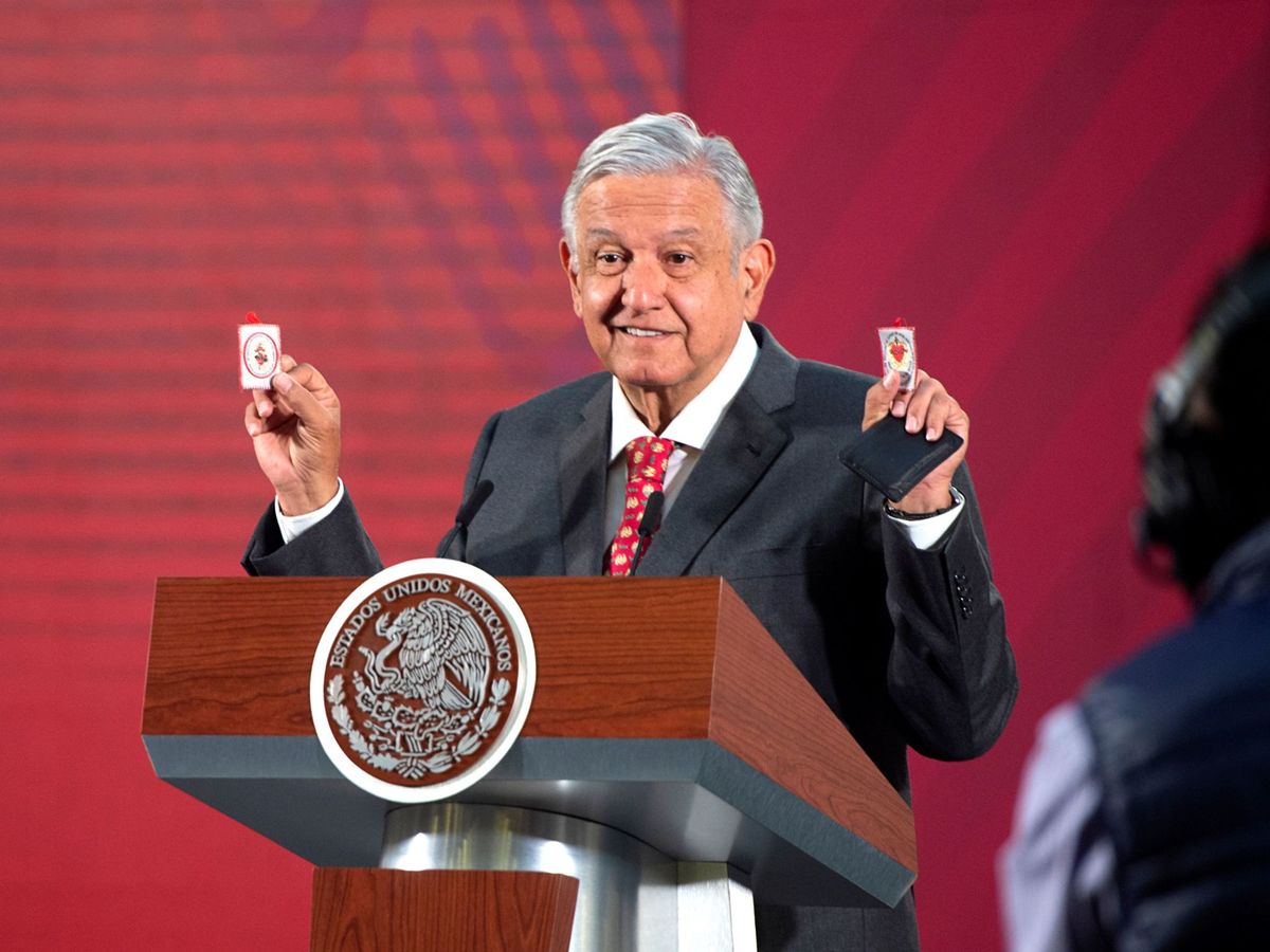 Foto: López Obrador y sus "guardaespaldas" contra el coronavirus. (Reuters)