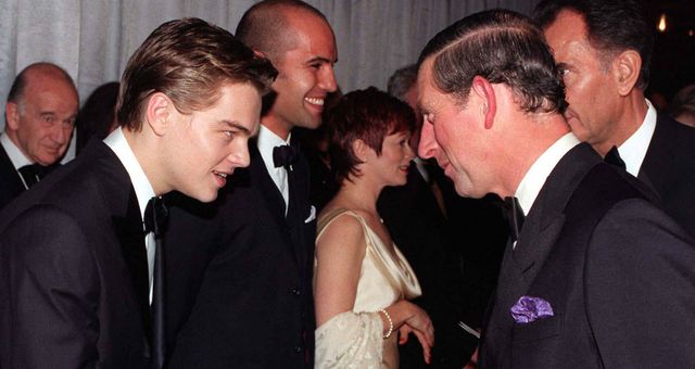 Leonardo DiCaprio y el príncipe Carlos,  durante la première londinense de 'Titanic'. (Alamy)