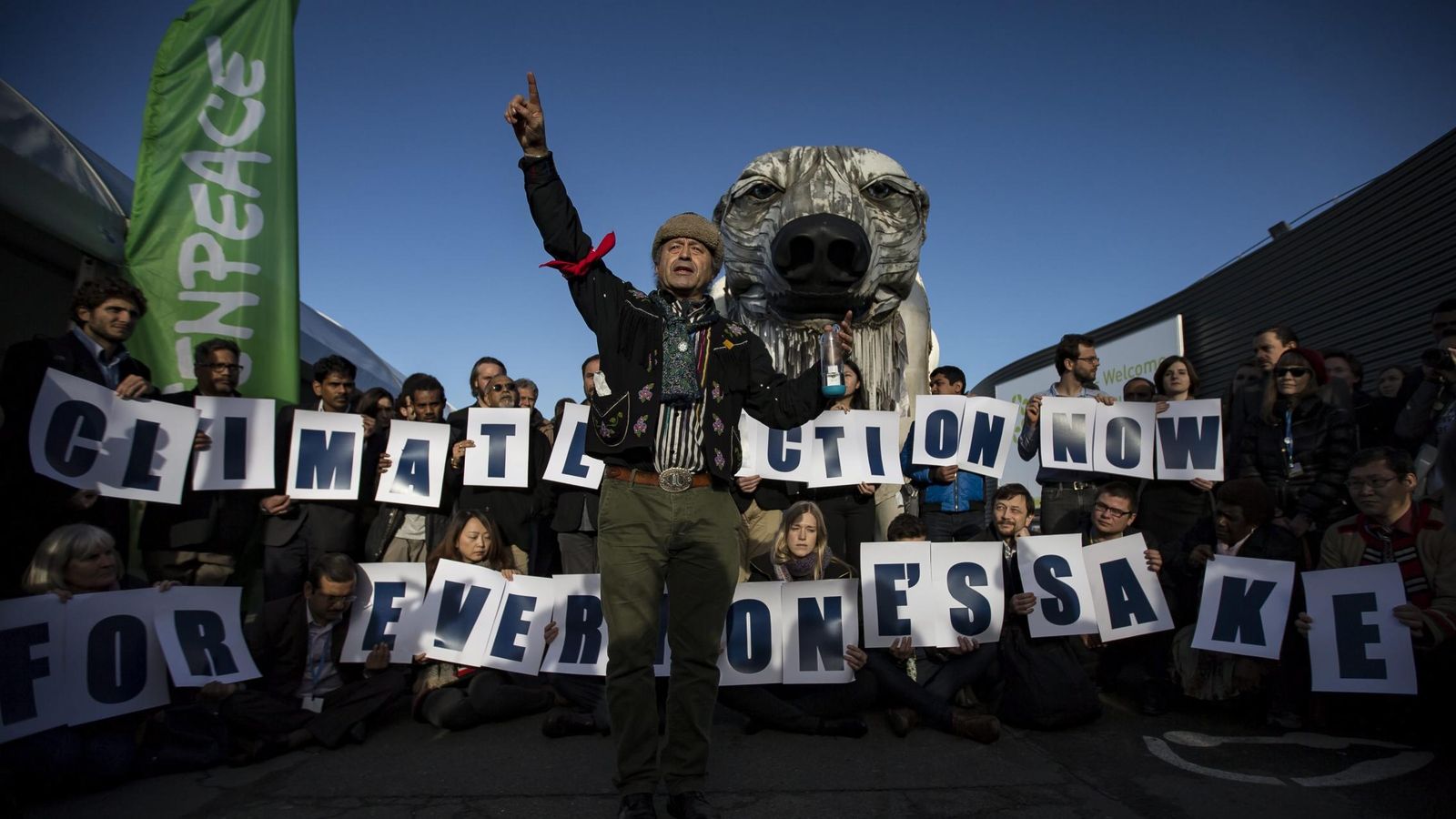 Foto: Un grupo de representantes de Greenpeace muestran una pancarta en la que se lee "Acción por el clima ahora para el bien de todos" durante la cumbre del clima. (Efe) 