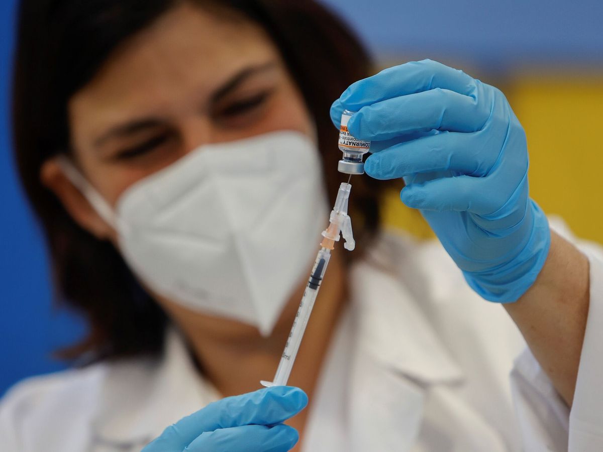 Foto: Personal sanitario prepara una vacuna. (EFE/Doménech Castelló)