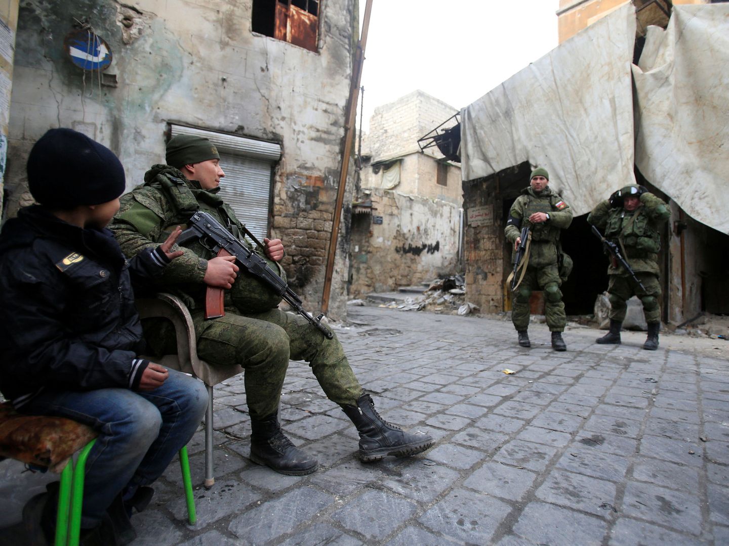Soldados rusos patrullan las calles de Aleppo, en enero de 2017. (Reuters)