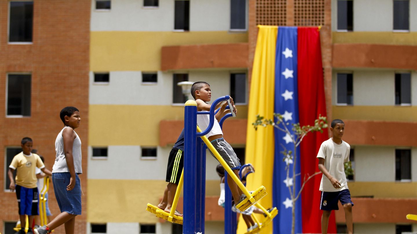 Unos niños juegan en un parque de la Ciudad Caribia, en las afueras de Caracas (Reuters).