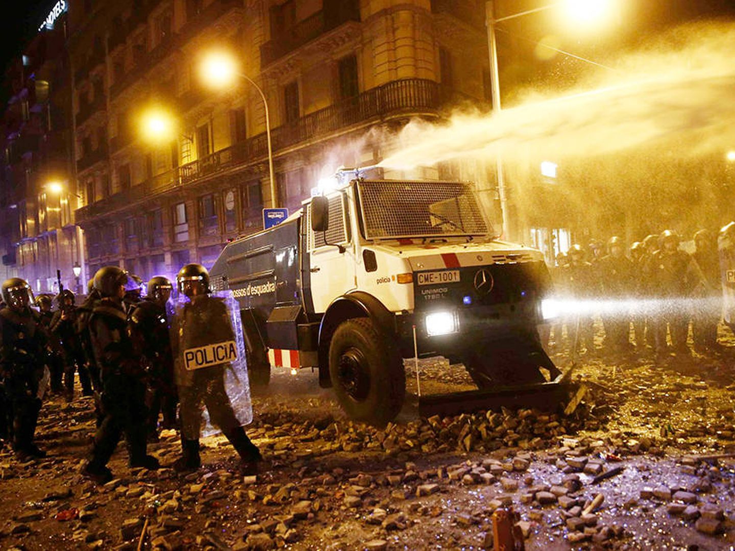 El camión con chorros de agua en las calles de Barcelona. (EFE)