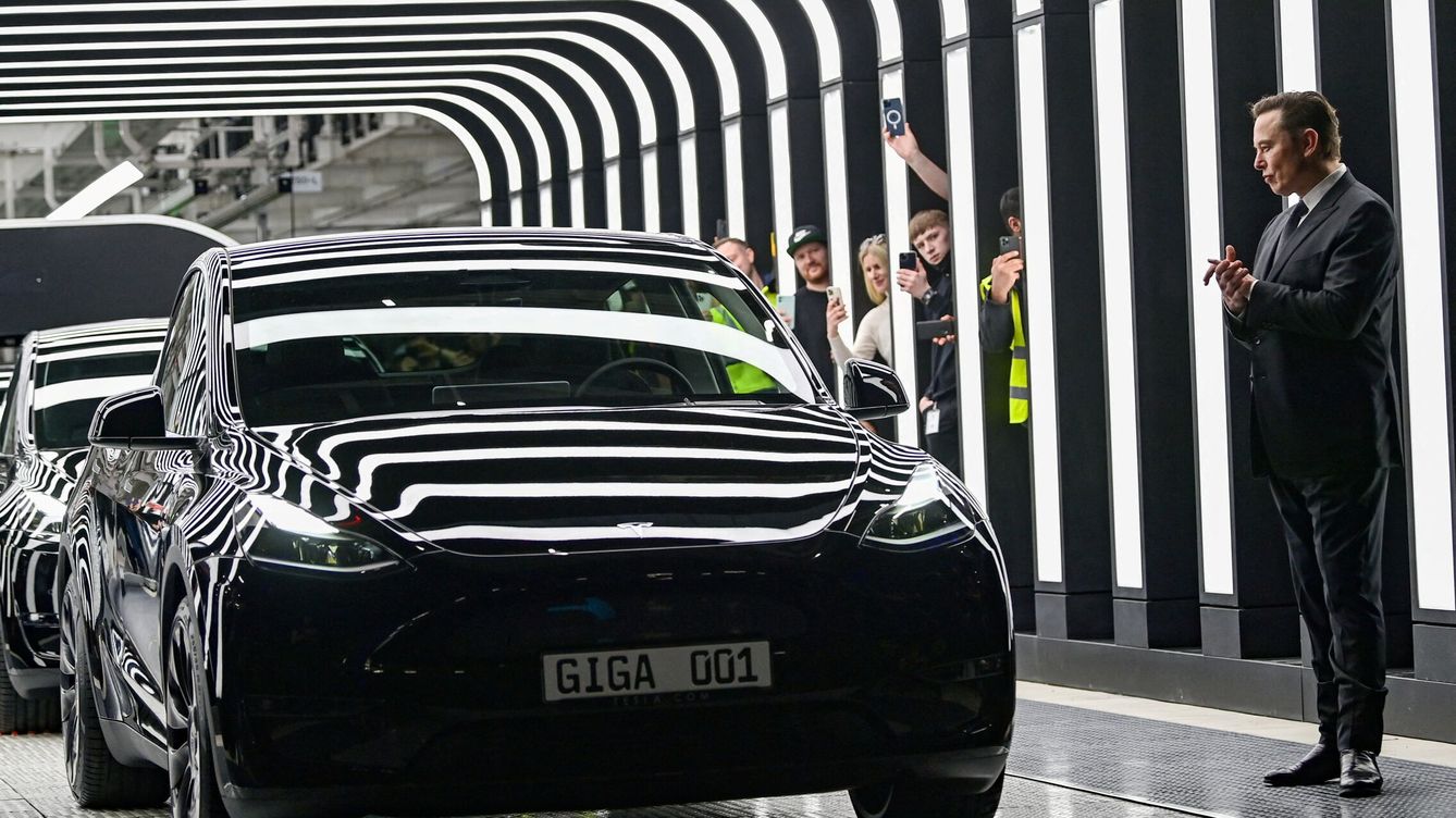 Foto: Elon Musk, en la fábrica de Tesla en Alemania. (Reuters/Patrick Pleul)