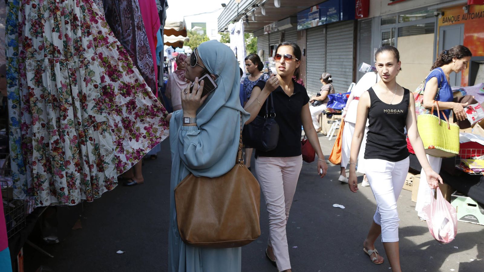 Foto: Una mujer musulmana en Mantes-la-Jolie, un mercado en los suburbios de París (Reuters).