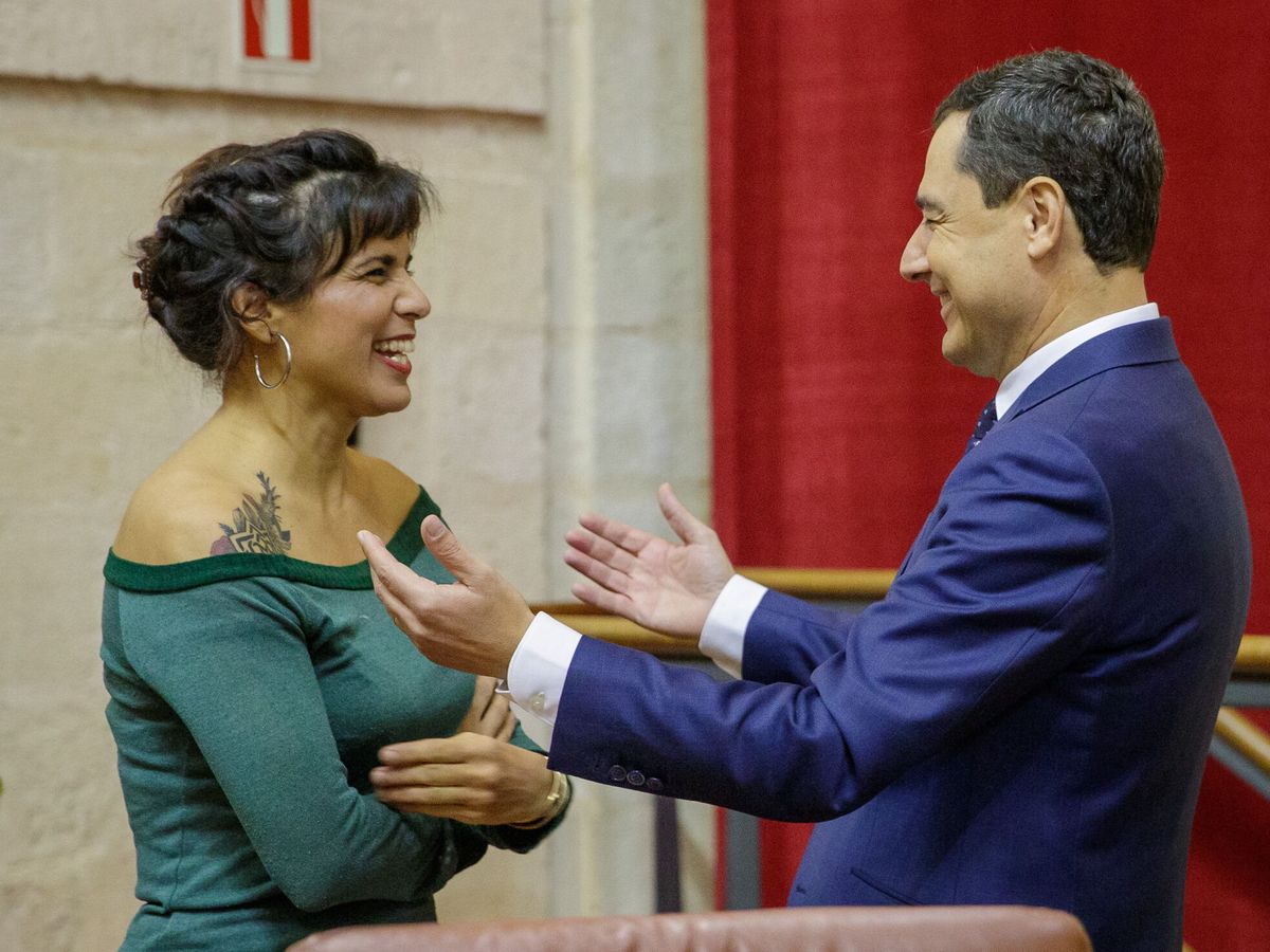 Foto: Juanma Moreno y Teresa Rodríguez se despiden en el último pleno de la gaditana, portavoz de Adelante Andalucía. (EFE/ Julio Muñoz)