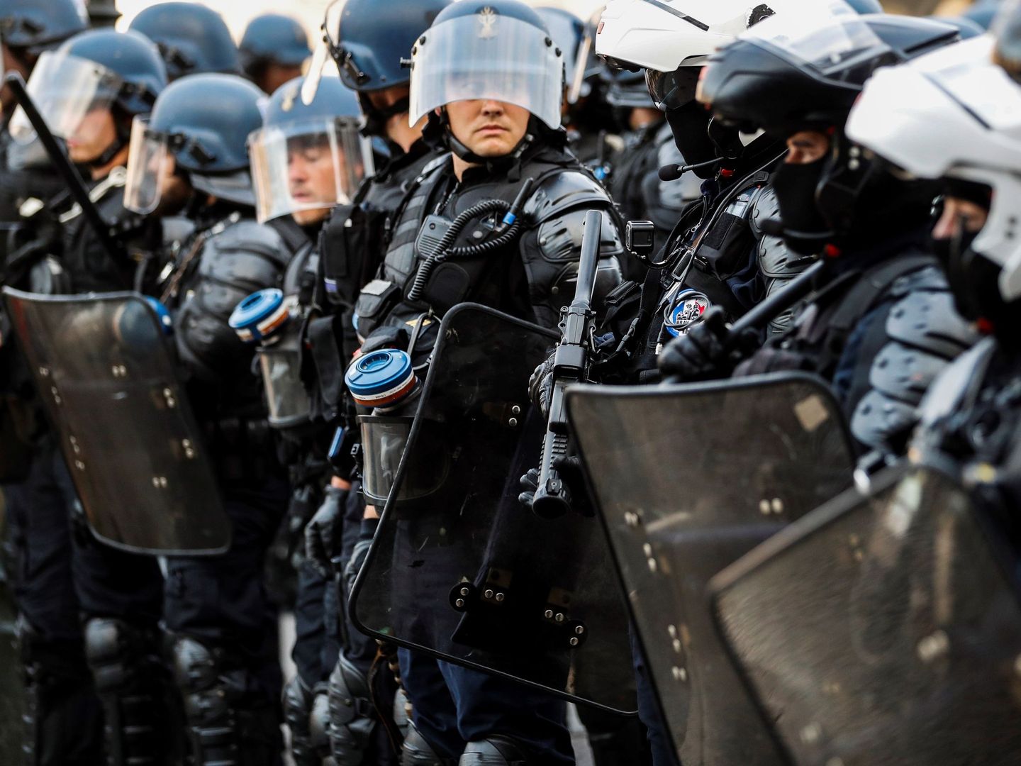 La policía francesa disuelve una manifestación no autorizada de la Contracumbre del G7 en Bayona. (EFE)