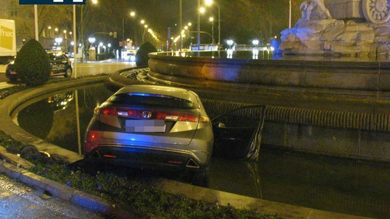 Foto: Fotografía facilitada por la Policía del coche metido en la fuente de Cibeles