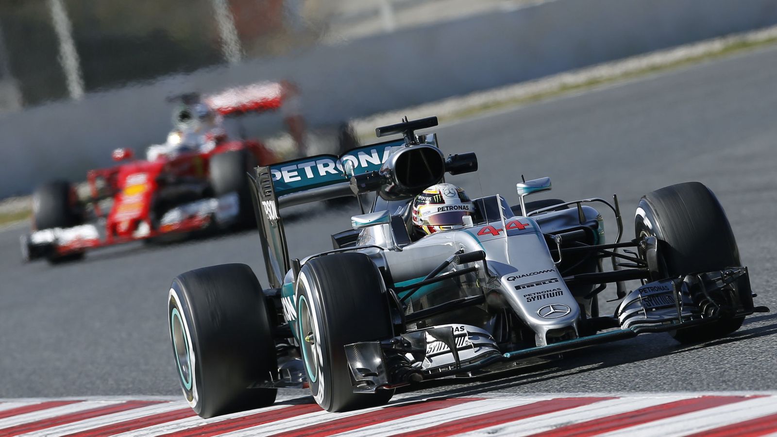 Foto: Lewis Hamilton siendo 'perseguido' por Sebastian Vettel.