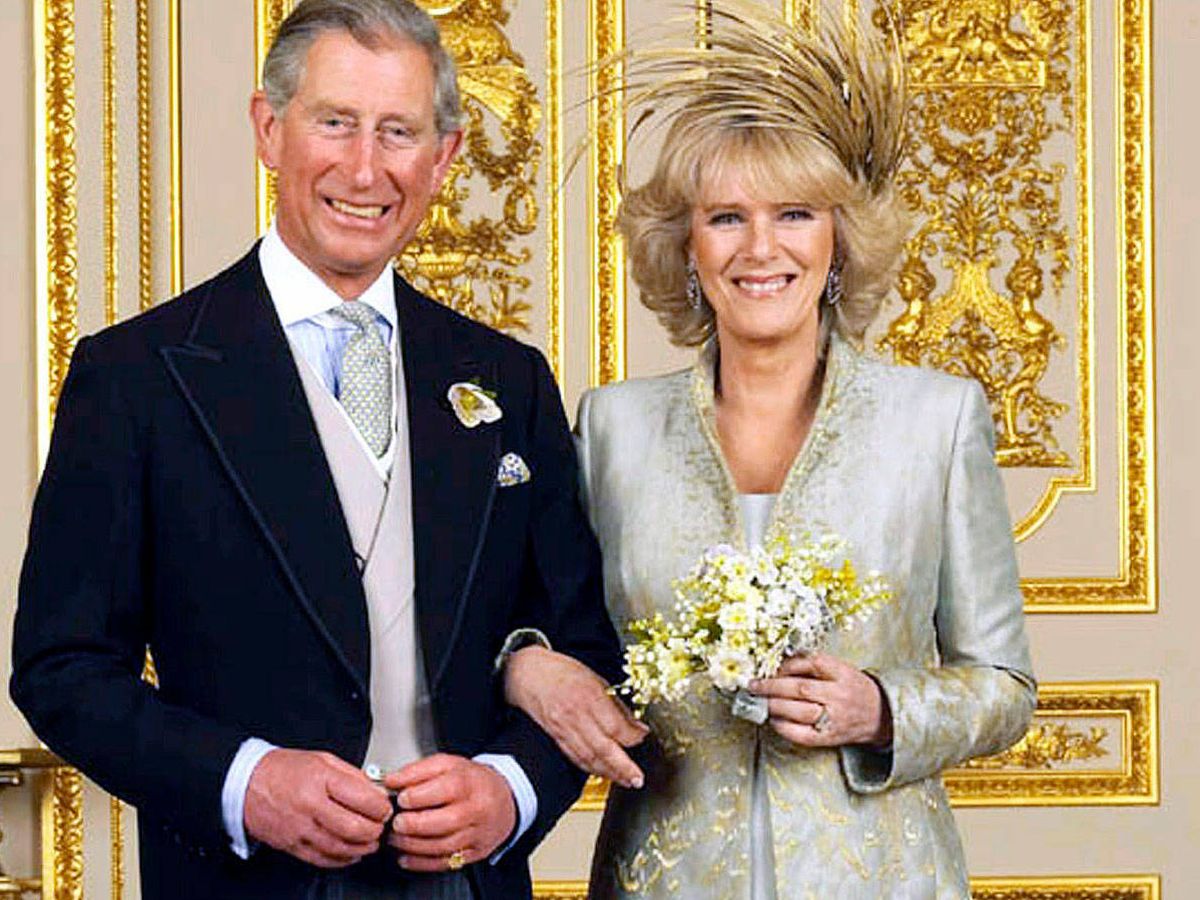 Foto: El príncipe Carlos y Camilla, el día de su boda. (Reuters)