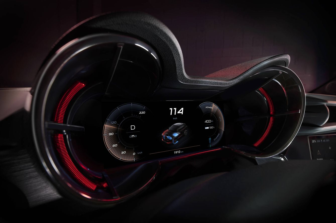 El cuadro de instrumentos, digital, respeta el aire de familia en el interior de los Alfa Romeo.