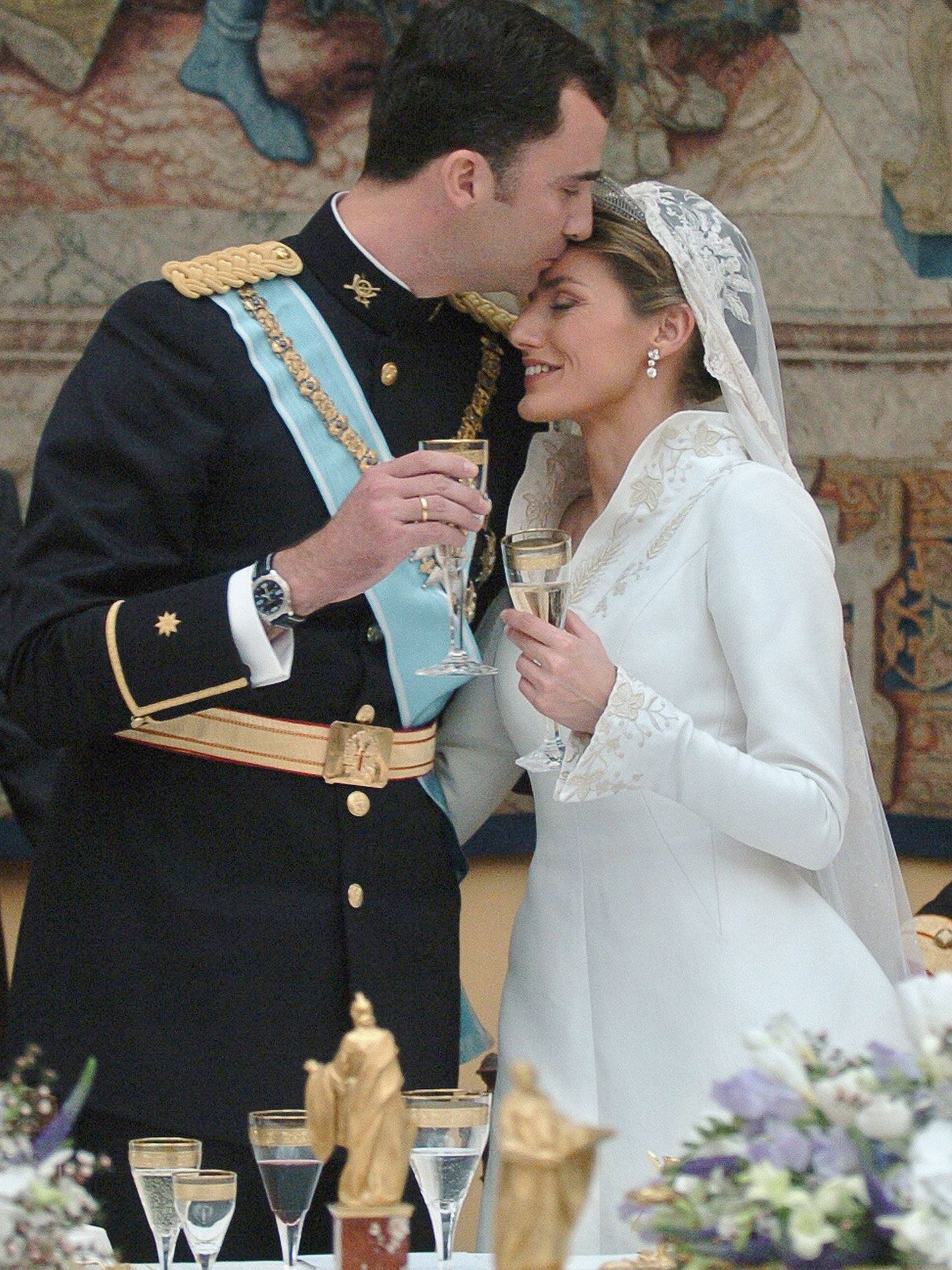 Los reyes Felipe y Letizia en el banquete nupcial de su boda, en 2004. (Getty)