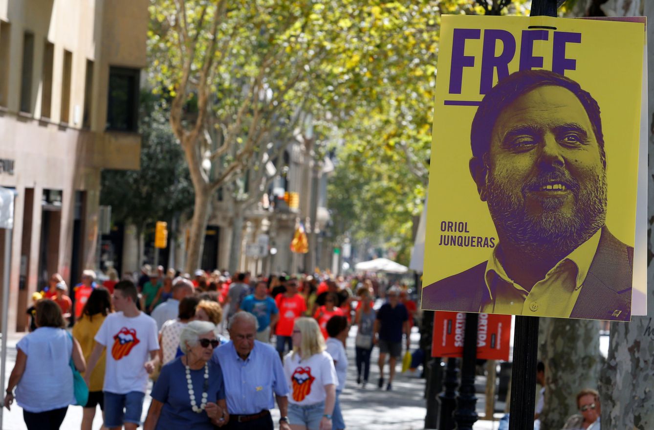Un cartel reclama la excarcelación de Oriol Junqueras en las calles de Barcelona. (Reuters)