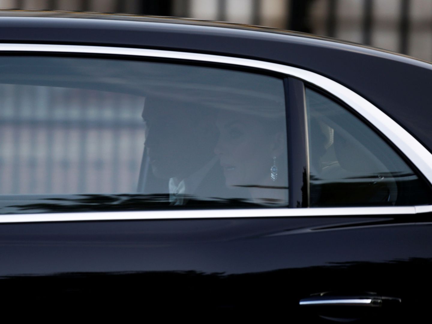 Los duques de Cambridge llegando a Buckingham. (Reuters)