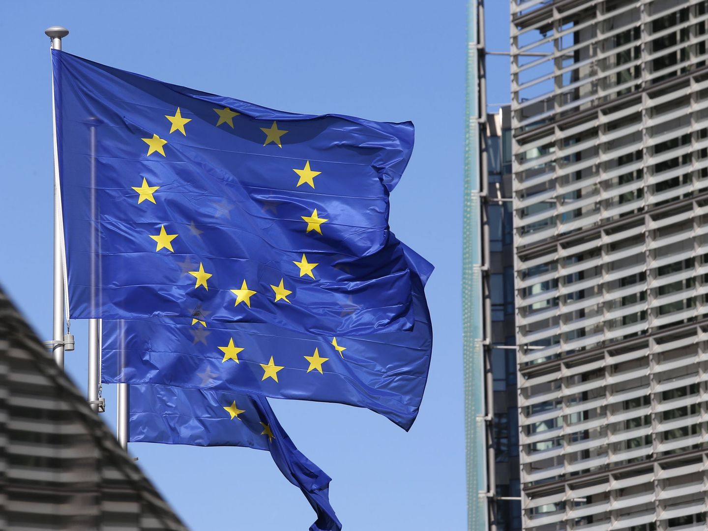 Banderas en la sede de la Comisión Europea. (EFE)