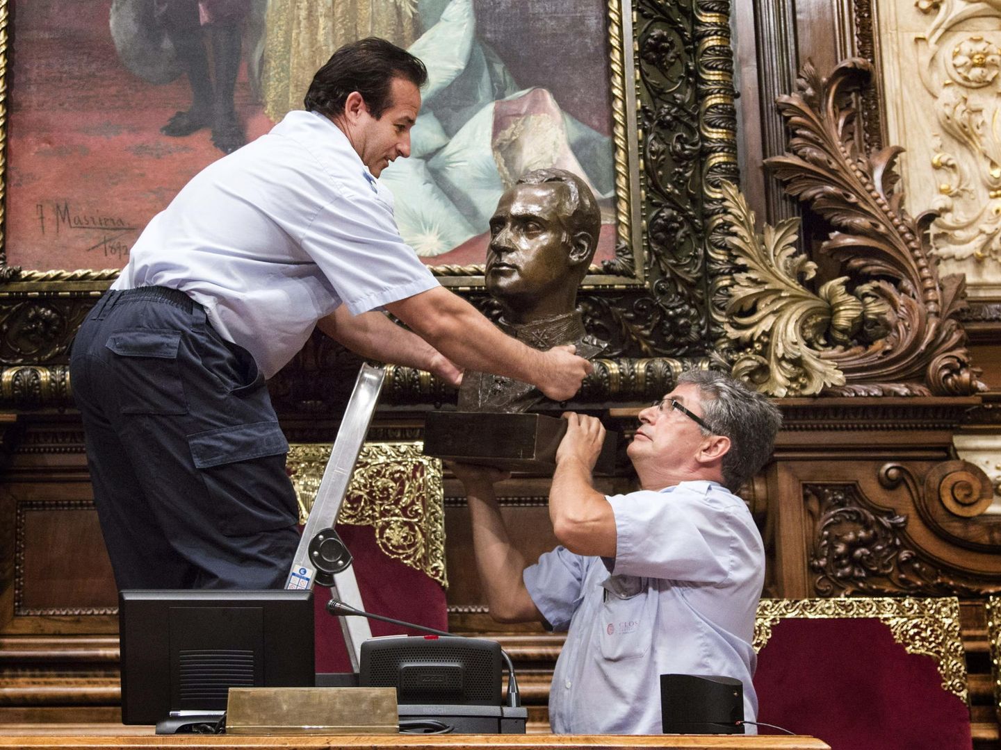 Funcionarios municipales retiran en 2015 el busto de Juan Carlos I del salón de plenos de Barcelona. EFE