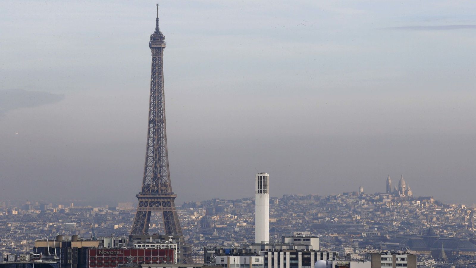 Foto: La torre Eiffel rodeada por una pequeña capa de partículas de 'smog', el 16 de diciembre de 2016 (Reuters)