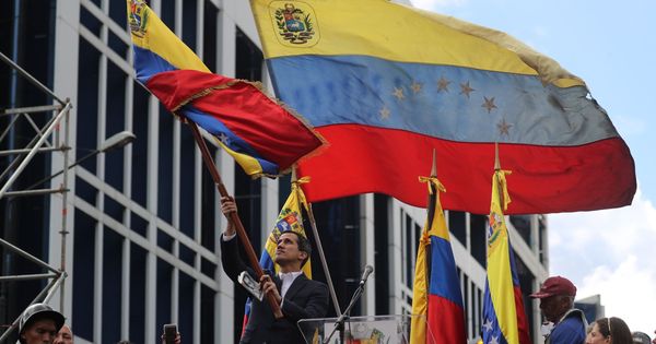 Foto: Juan Guaidó ondea la bandera venezolana. (EFE)
