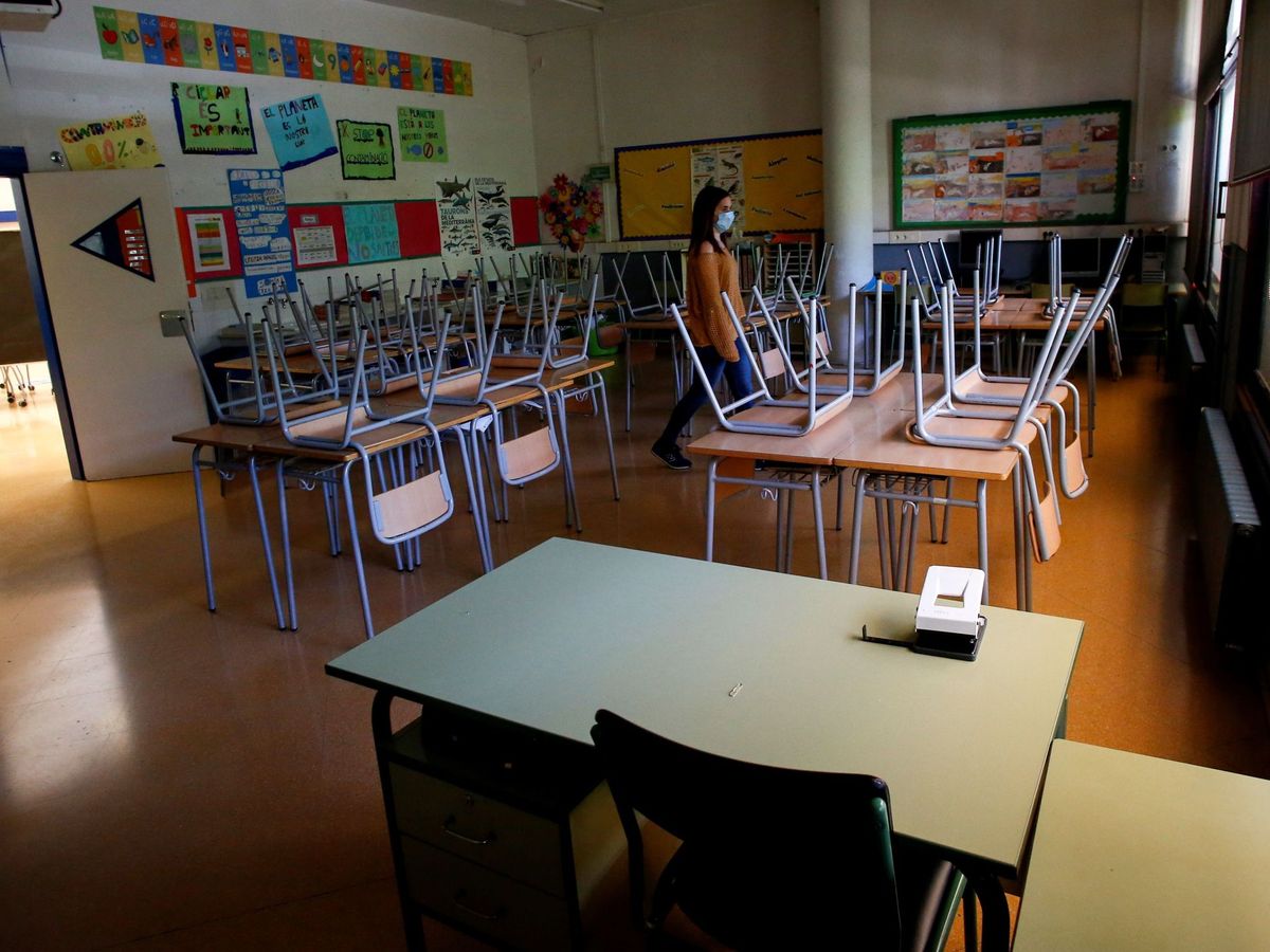 Foto: Vista de un aula vacía de la Escola l'Estel de Barcelona. (EFE/Quique García)