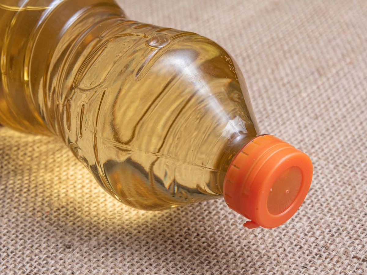 Foto: Cómo hacer que tus botellas de aceite dejen de estar pringosas por fuera: el truco que utilizarás seguro (Mateus Andre para Freepik)